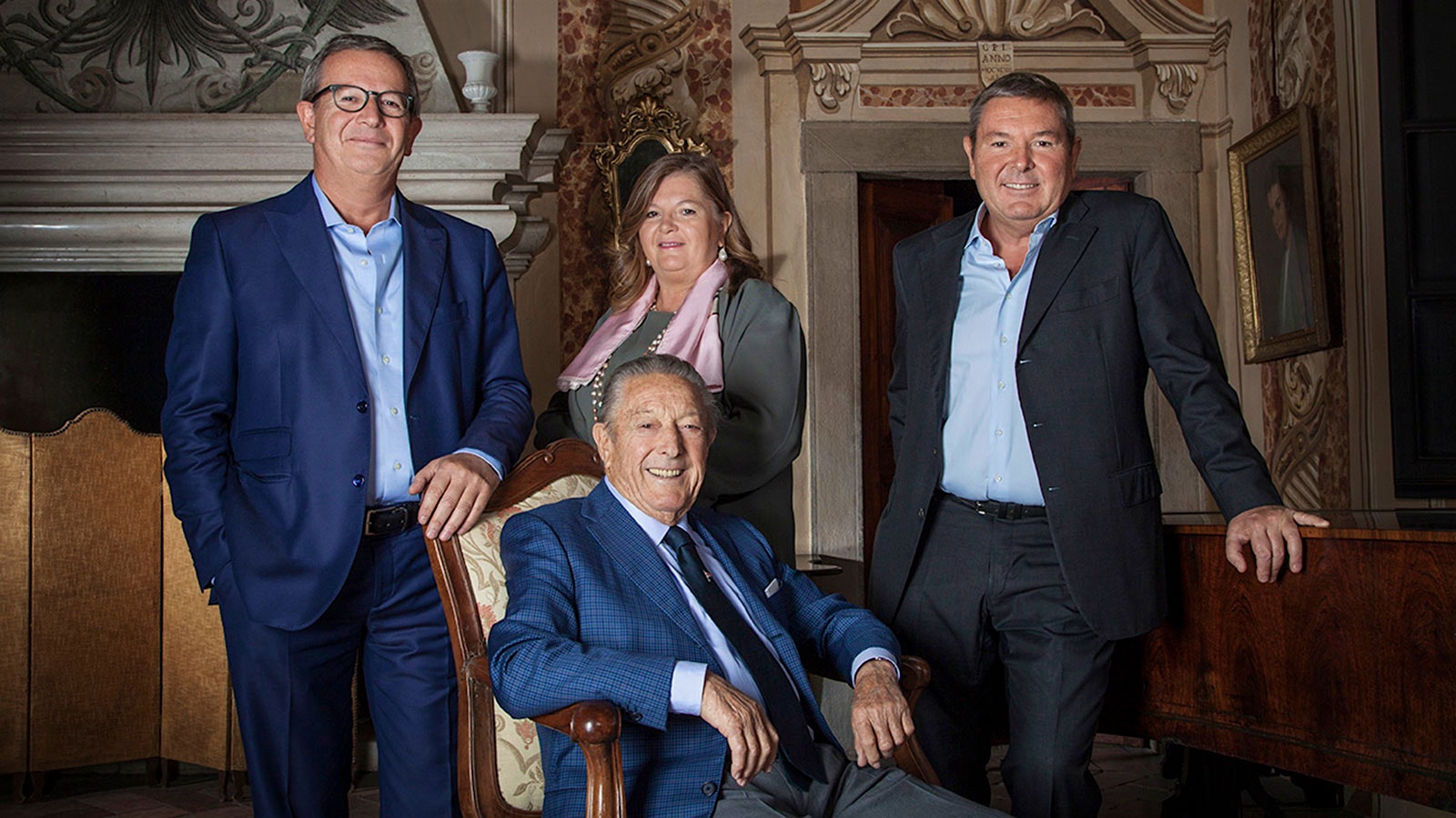  Franco Ziliani versammelt sich im Sitzen mit seinen Kindern – Arturo, links, Cristina und Paolo – die jetzt die Sektkellerei führen, die er mitbegründet hat.